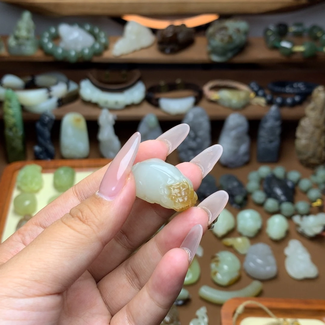 费***奇未镶嵌和田玉挂件