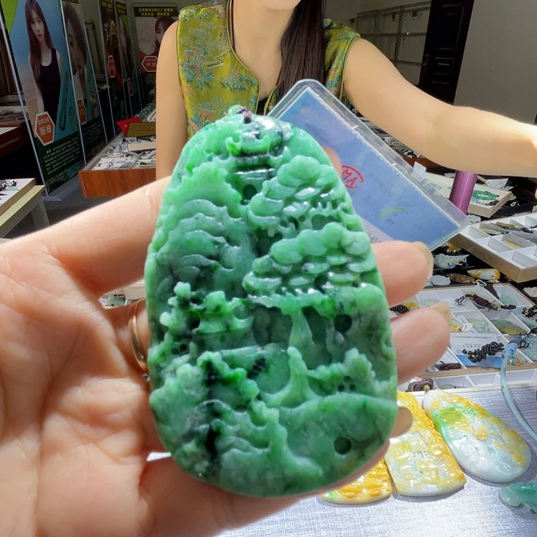 翡翠未镶嵌颈饰一个