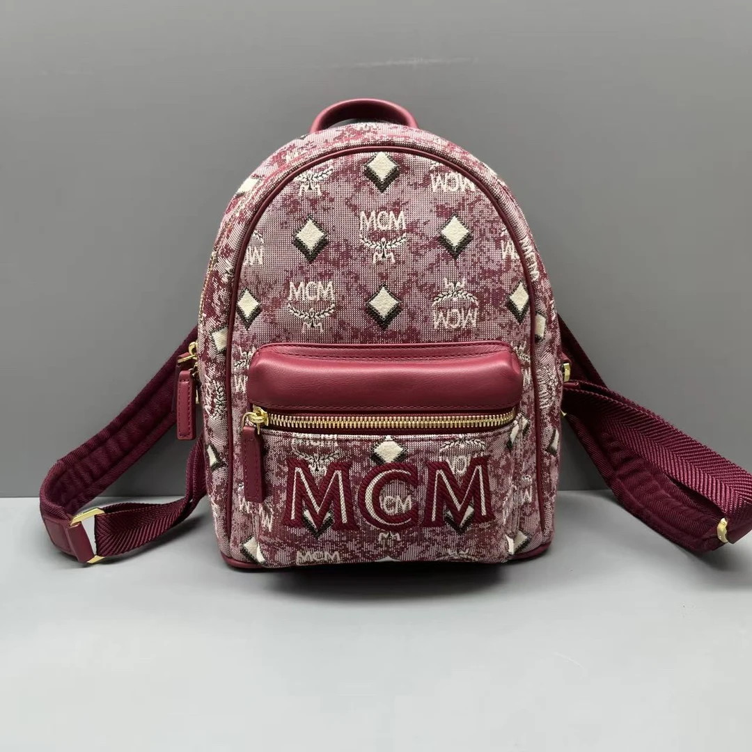 99新 MCM 红色丹宁牛仔刺绣双肩背包 尺寸21*26 SV16452