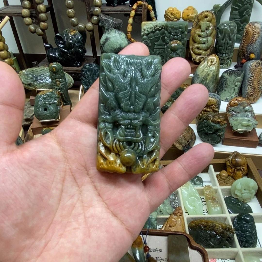 未镶嵌岫岩河磨玉（透闪石质玉）挂件驼***佛