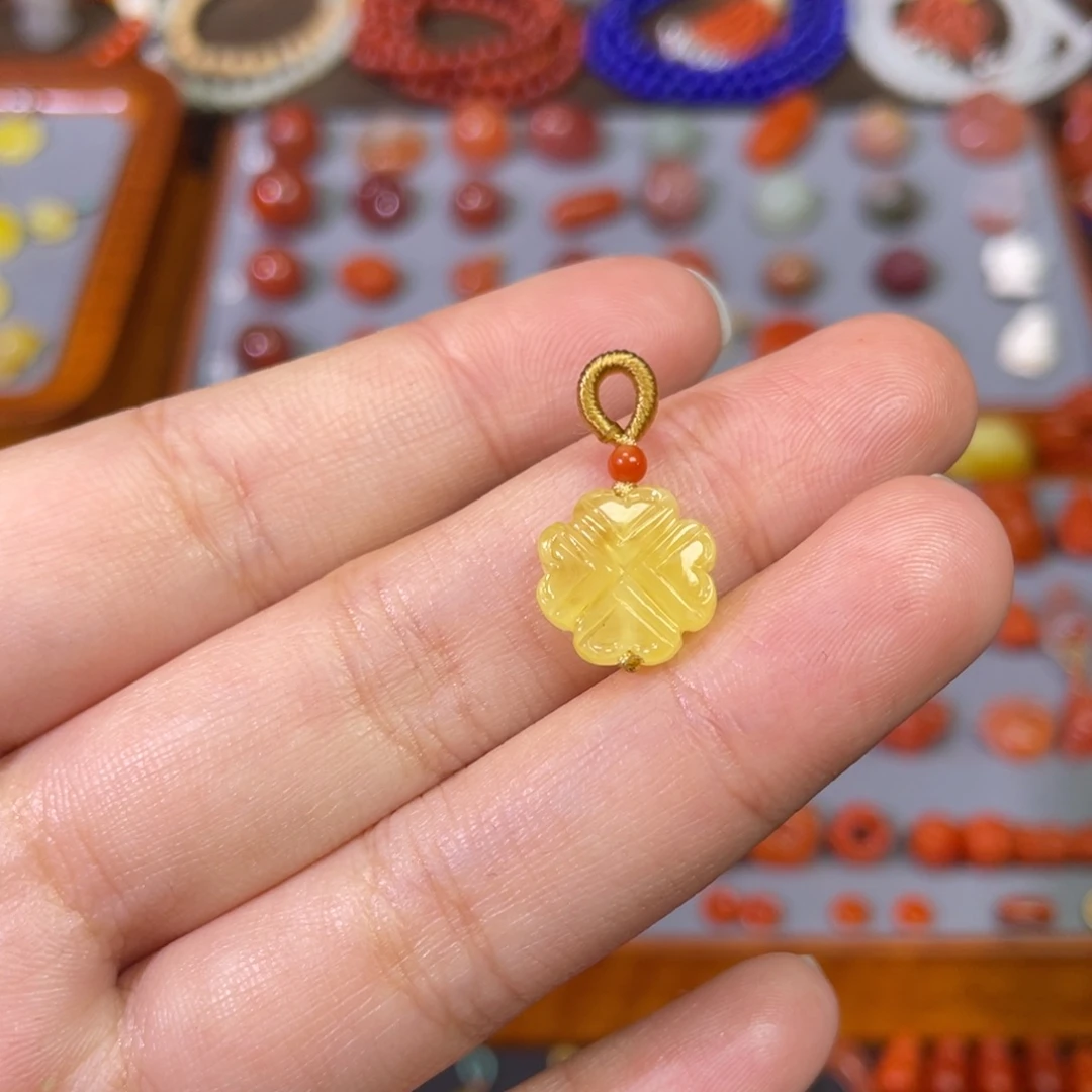 蜜蜡未镶嵌裸石四叶草通孔卡11.7