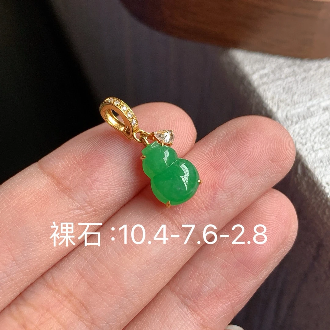 阳绿葫芦小提溜吊坠A 1111天然缅A翡翠 18k金裸石10.4-7.6-2.8mm