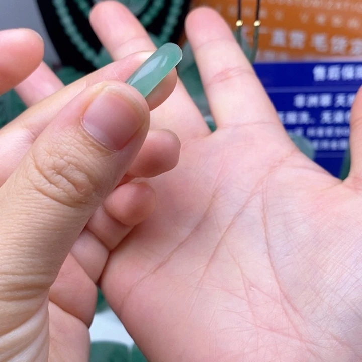 颈饰未镶嵌石英质玉