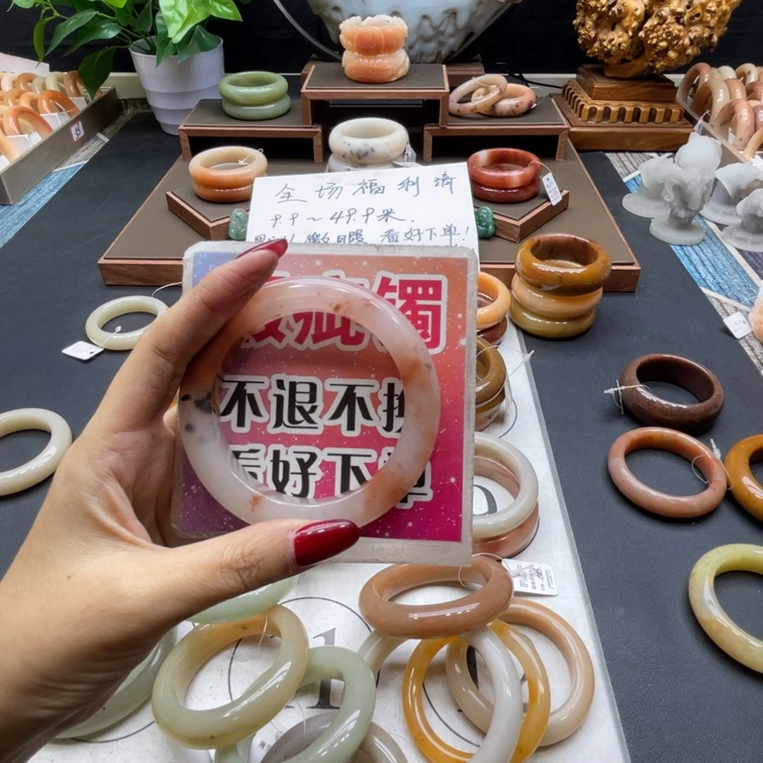 燕***子石英岩玉未镶嵌手镯