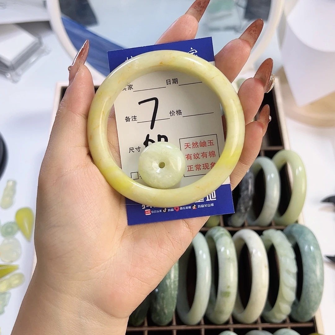 蛇纹石玉手镯未镶嵌?