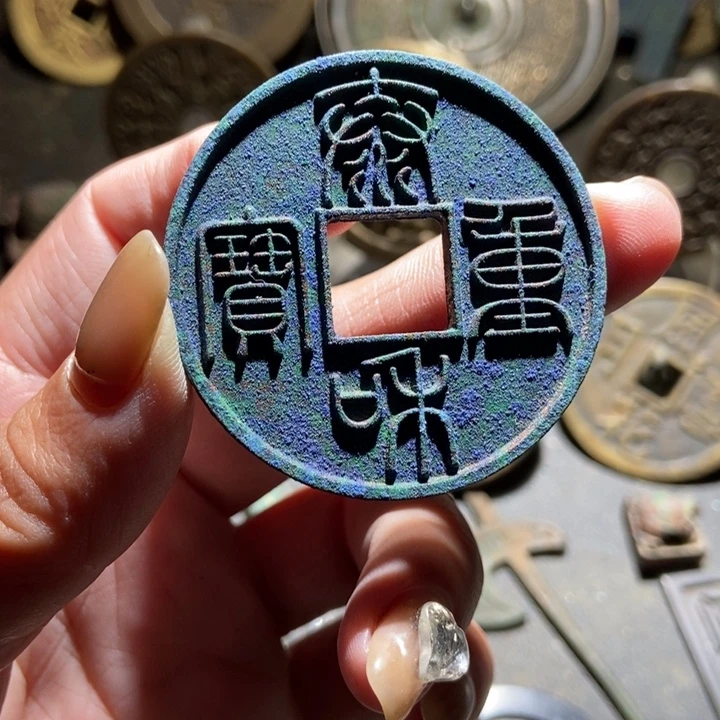 纪***妞铜现代工艺品仿制品，
