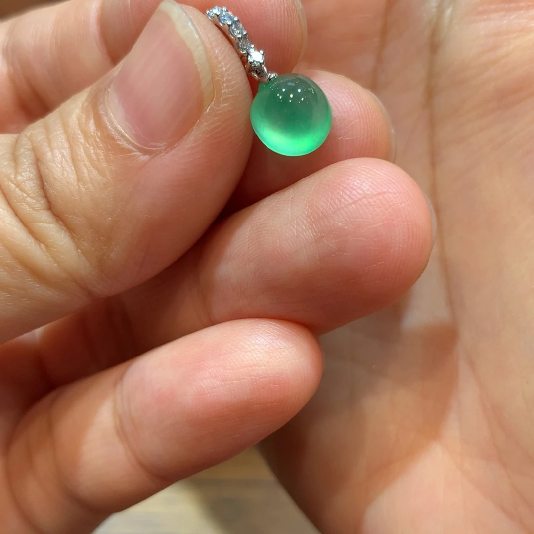 翡翠18K金镶嵌颈饰小吊坠