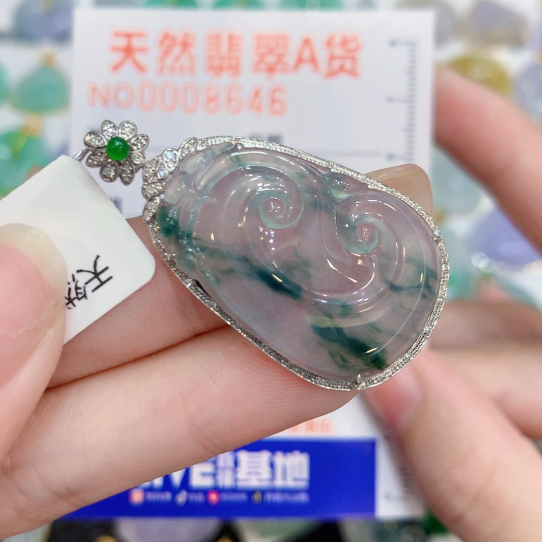 翡翠18K金镶嵌颈饰如意