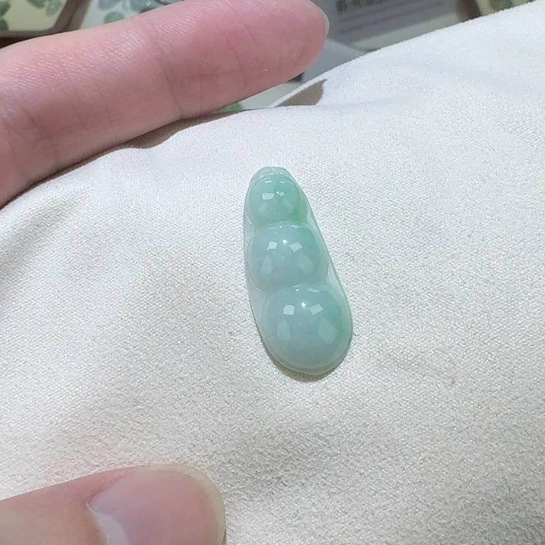 翡翠未镶嵌颈饰豆子