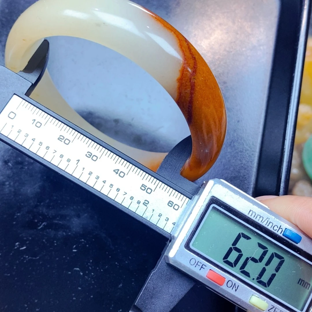 未镶嵌石英质玉（黄龙玉）颈饰