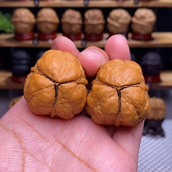 文玩核桃吊坠小八一三棱29