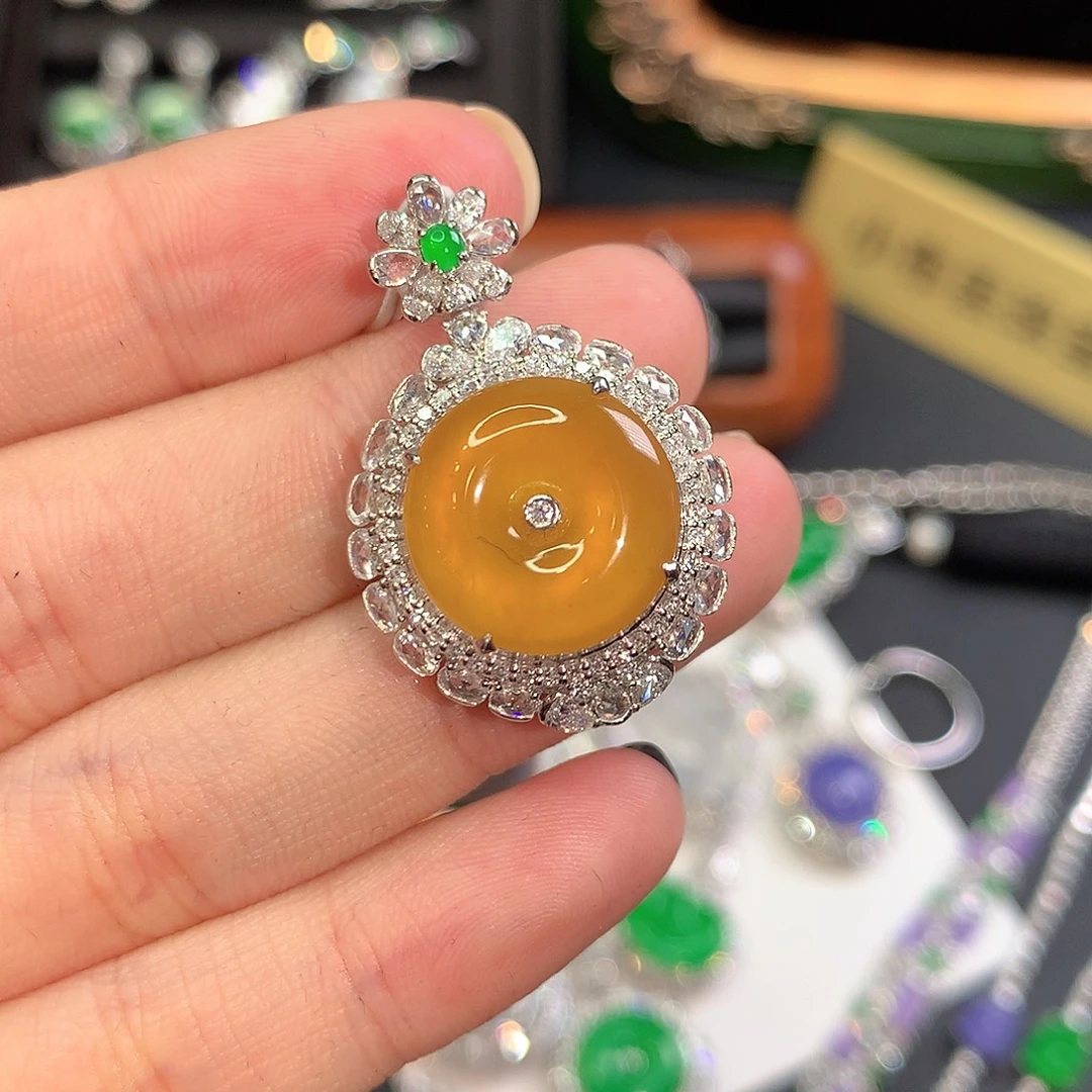 翡翠18K金镶嵌颈饰