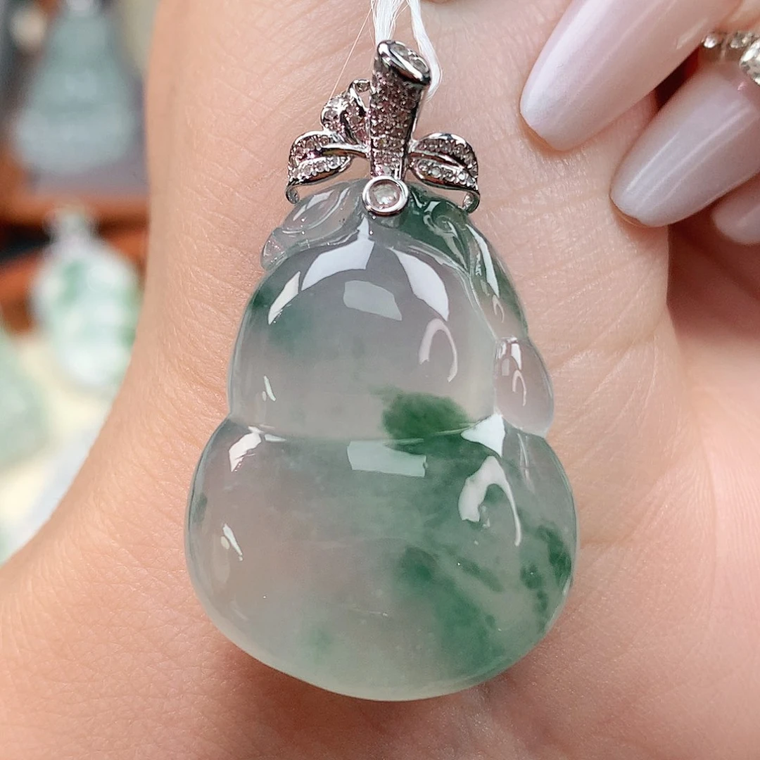 颈饰18K金镶嵌翡翠葫芦