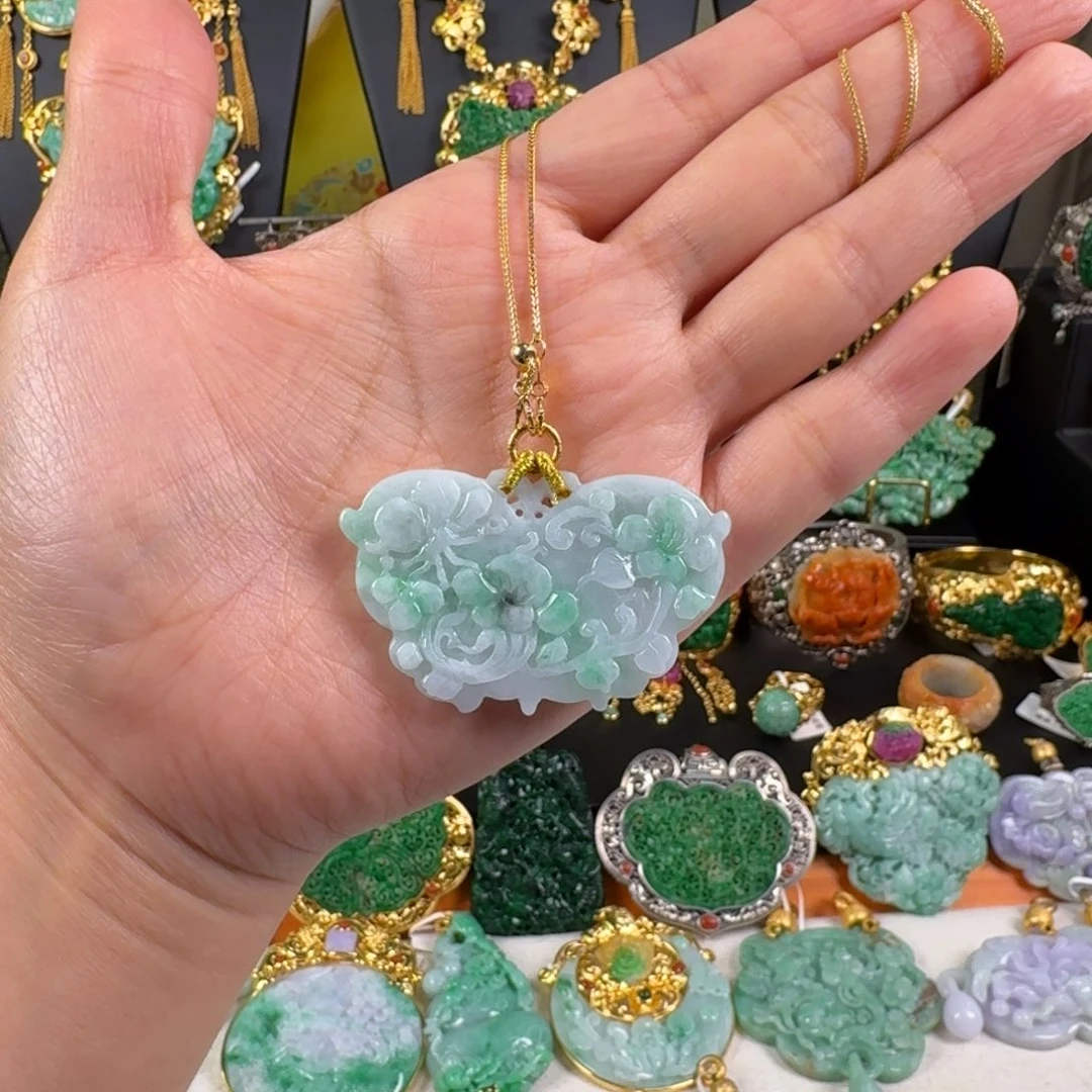 翡翠未镶嵌颈饰炸价