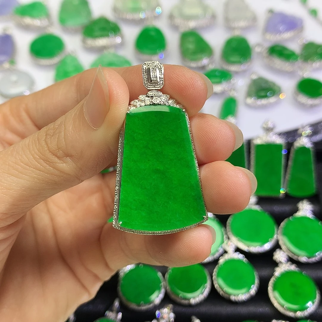 翡翠18K金镶嵌颈饰吊坠