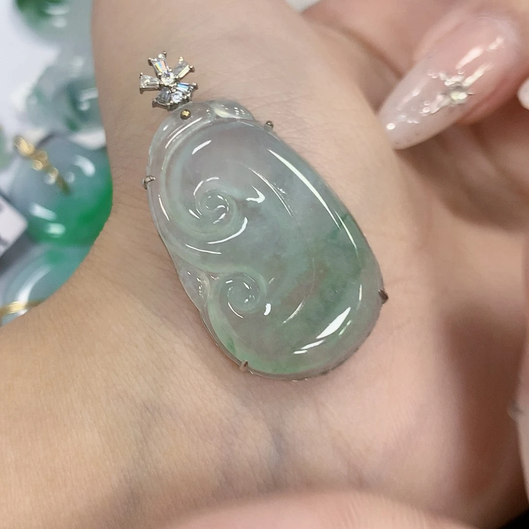 颈饰18K金镶嵌翡翠