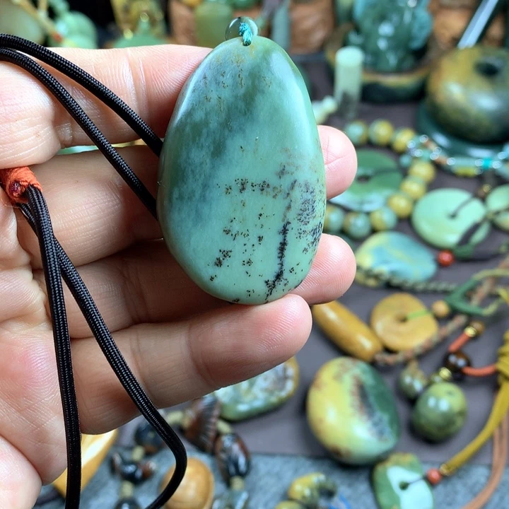 吊坠(赠链)未镶嵌岫岩河磨玉（透闪石质玉）