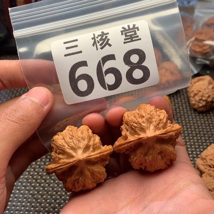 文玩核桃把件梨木台