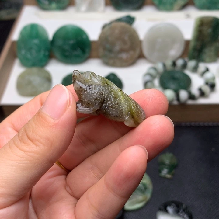 独山玉未镶嵌颈饰