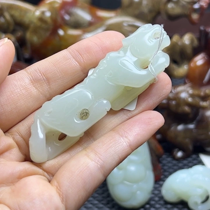 雧***画和田玉未镶嵌颈饰