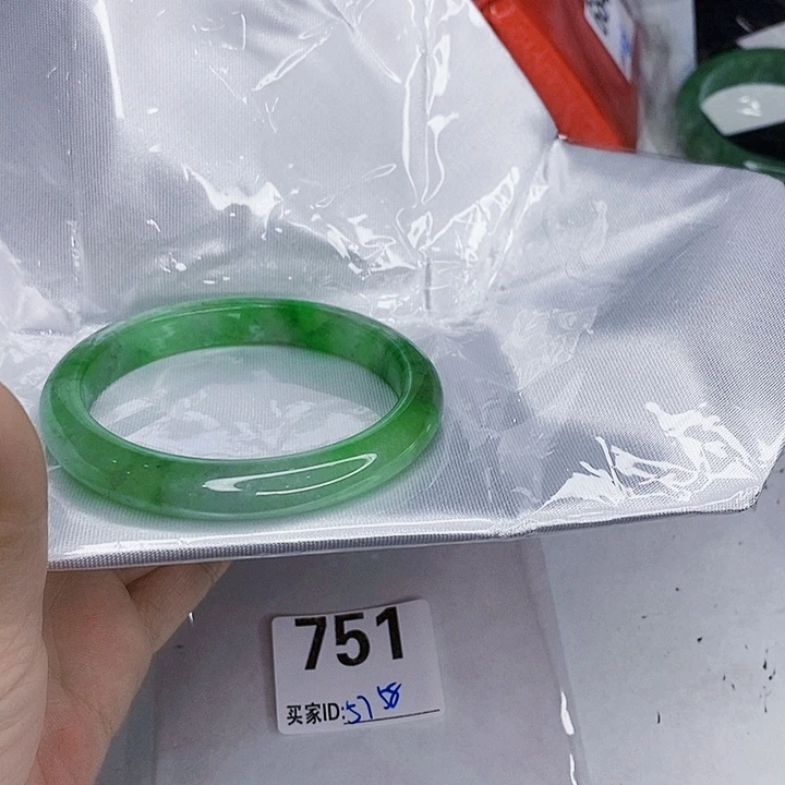 翡翠未镶嵌手镯一图一物实物为准（微瑕处理）