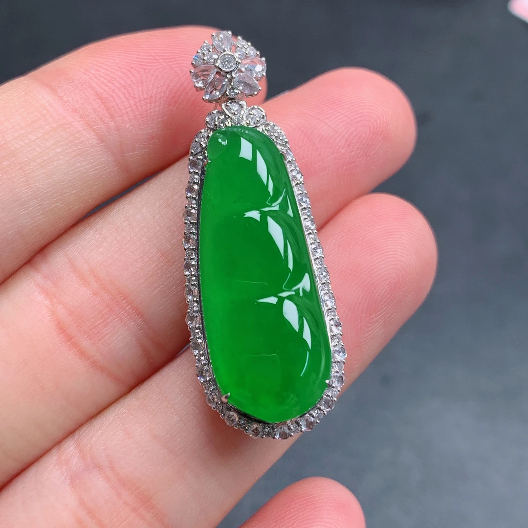 天然缅甸翡翠A货18k满绿四季豆精美尺寸整体40.9+14.8+10.7  425