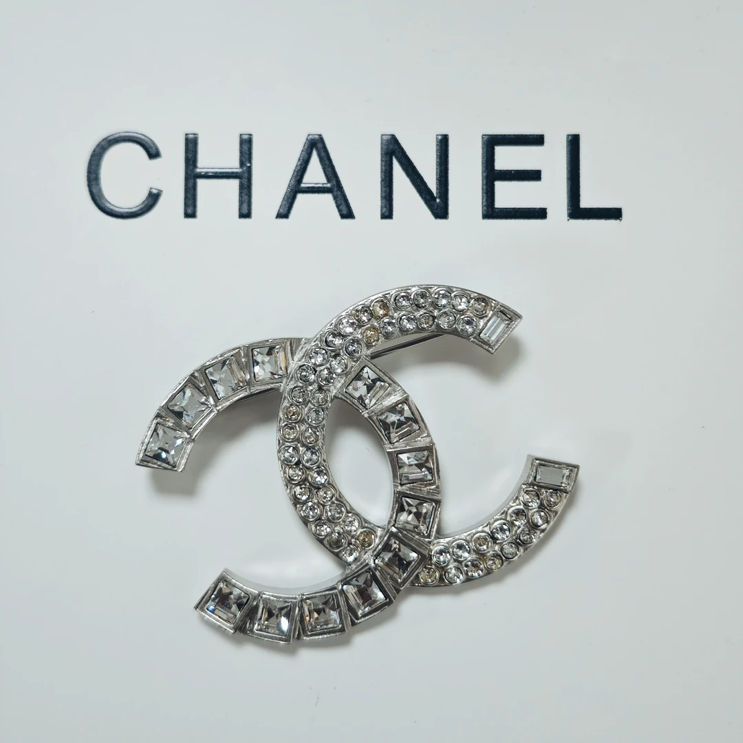 未使用 Chanel/香奈儿 银色胸针满钻方钻双拼接款清新气质