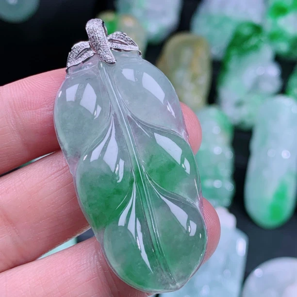 天然A货18k金伴钻豪镶高冰飘阳绿翡翠叶子 尺寸:58.5-26.3-4.8mm