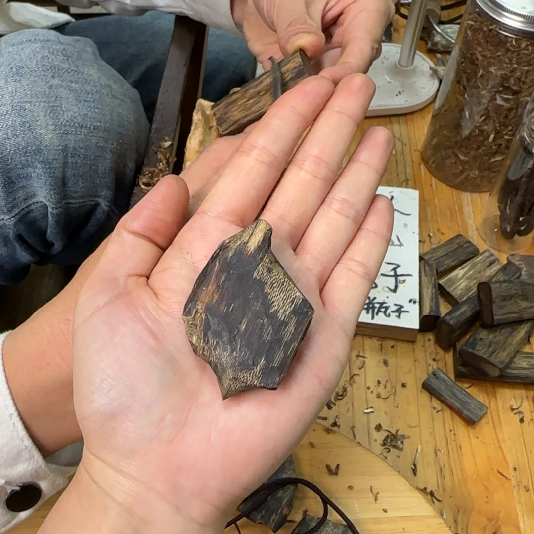 沉香吊坠素牌虫漏孔料