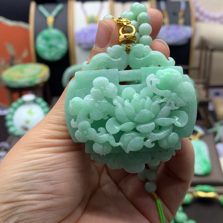 翡翠未镶嵌吊坠(赠链)