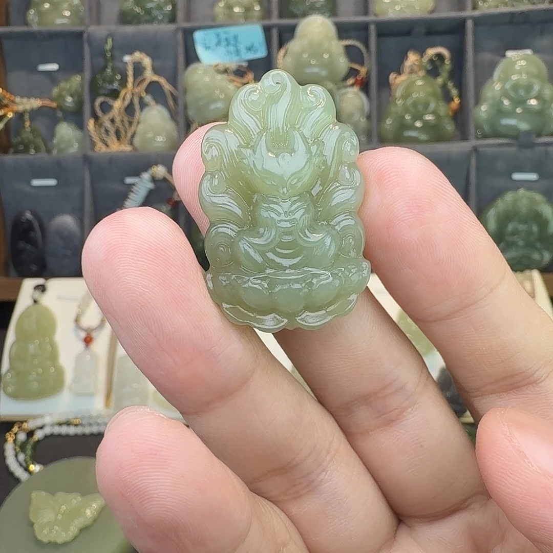 大****和田玉未镶嵌颈饰九尾狐