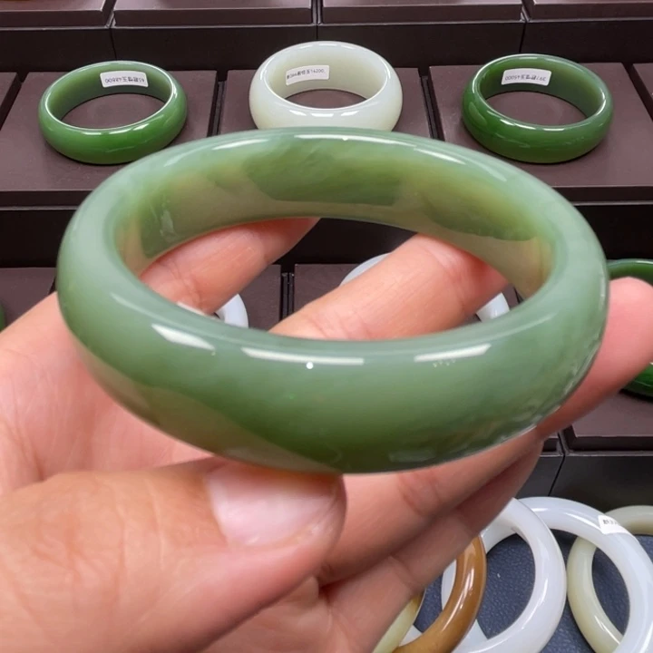 和田玉未镶嵌手镯