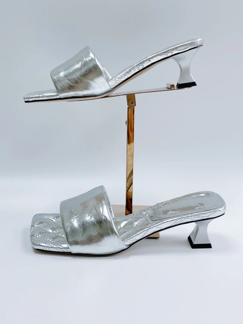 夏季新款时尚真皮舒适中跟一字带凉拖高跟鞋露趾方头凉拖鞋外穿