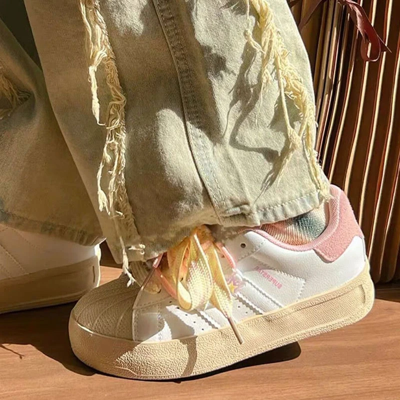 学院风小白鞋女2025年秋季新款原创设计小众板鞋贝壳头休闲饼干鞋