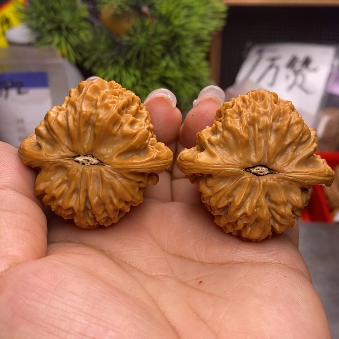 文玩核桃吊坠南疆石。 边43。 丹