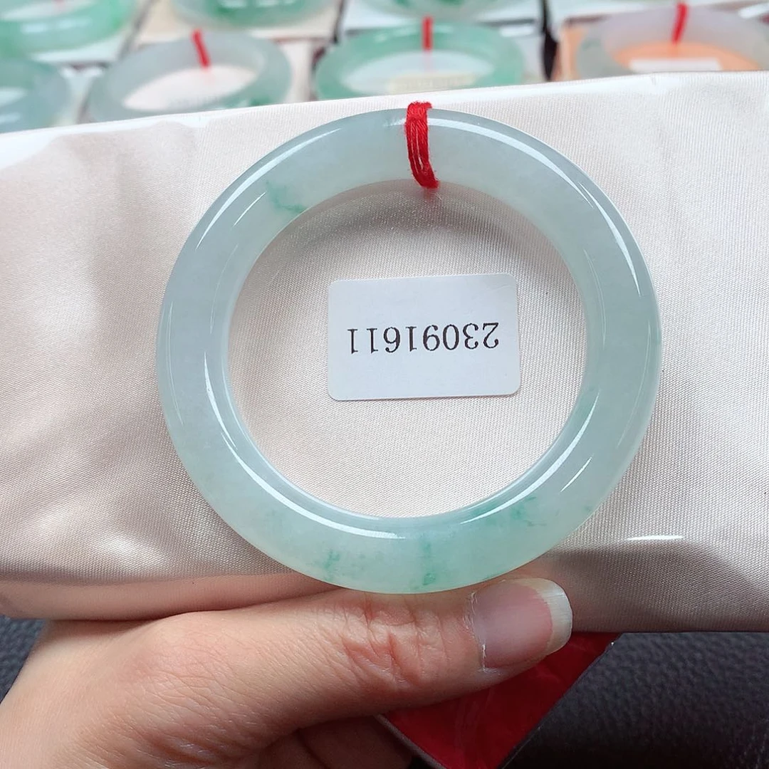 翡翠手镯（圆镯）未镶嵌天然A货翡翠手镯  