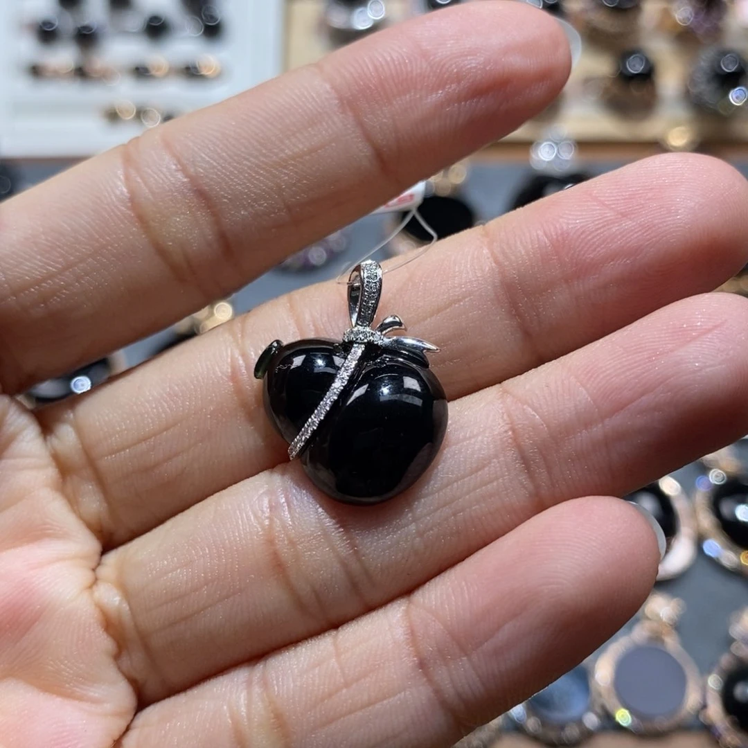 颈饰18K金镶嵌翡翠墨翠葫芦