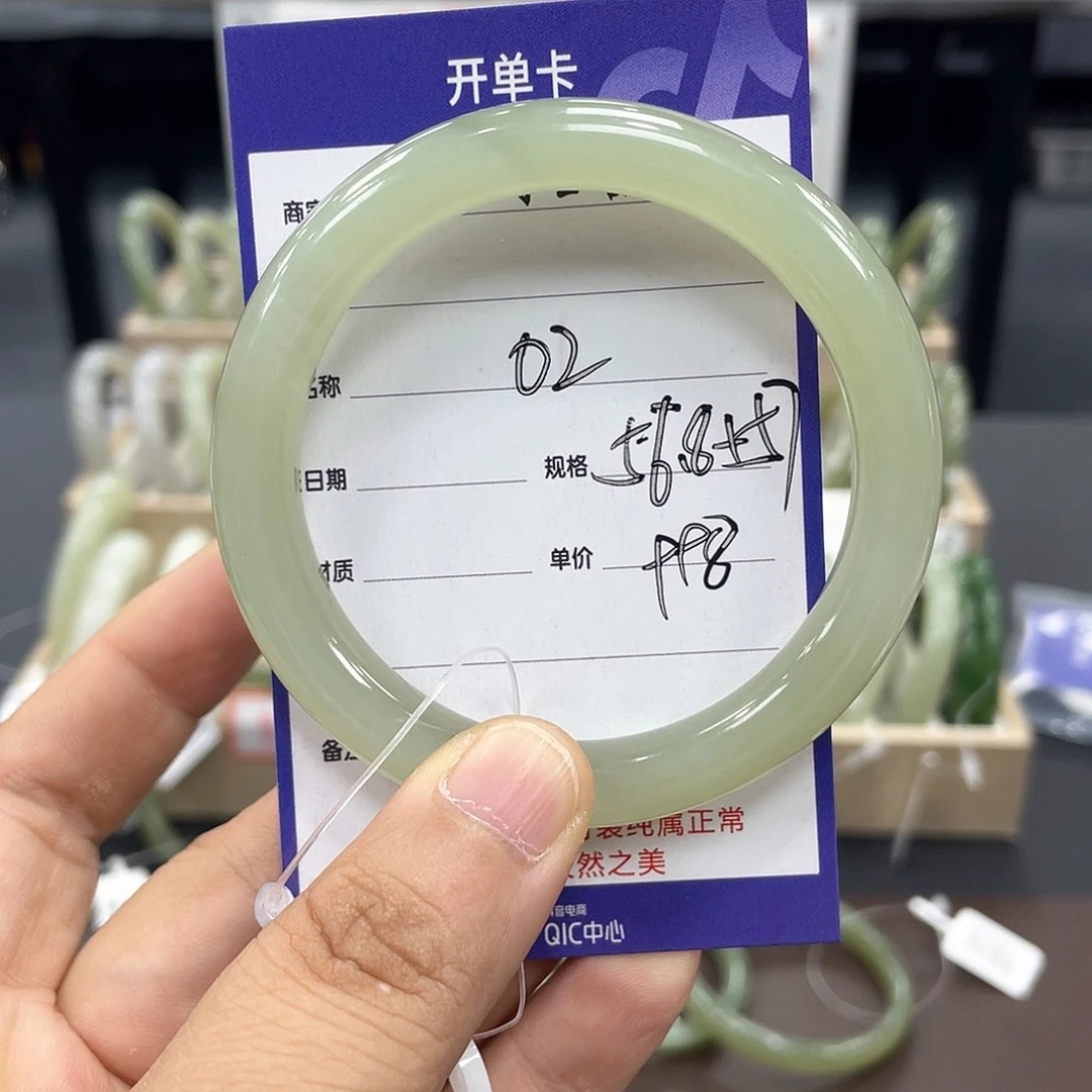 果***陈和田玉手镯未镶嵌