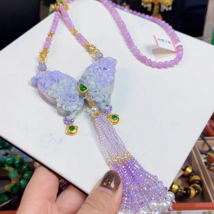 翡翠未镶嵌颈饰蝴蝶