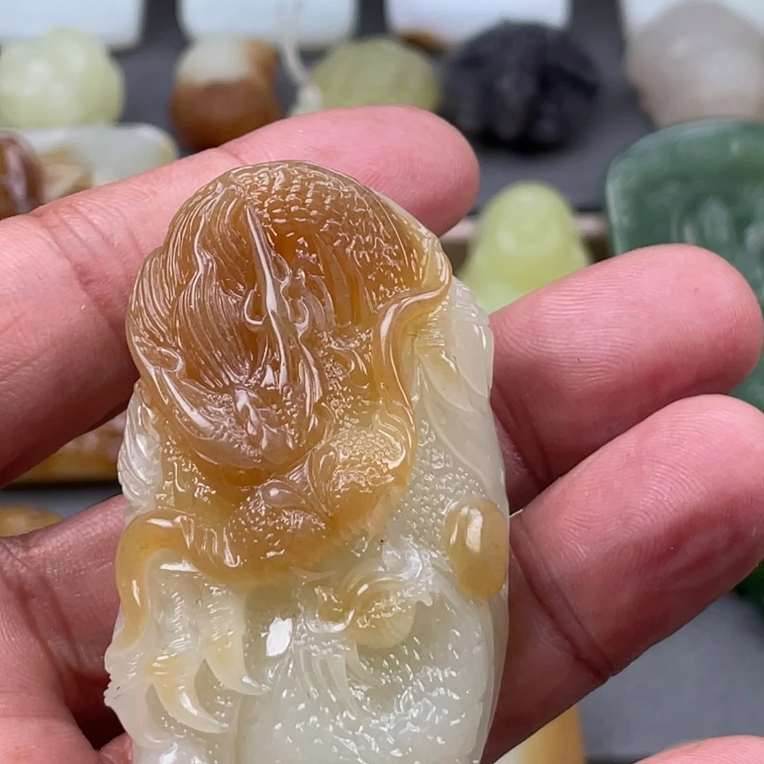 找***子和田玉未镶嵌颈饰