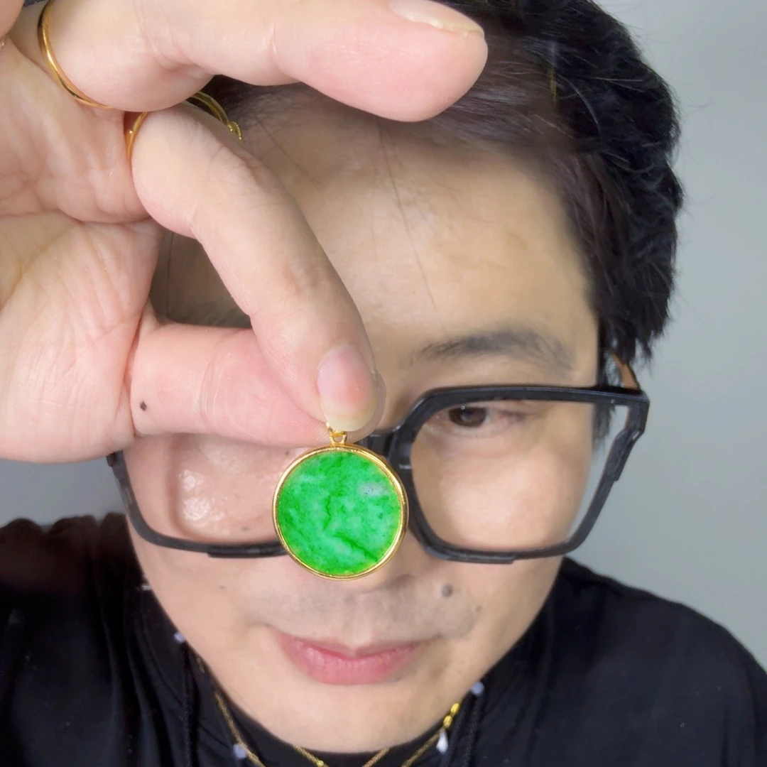 翡翠未镶嵌颈饰一件