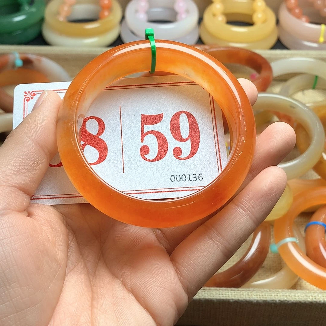 未镶嵌石英质玉（黄龙玉）手镯