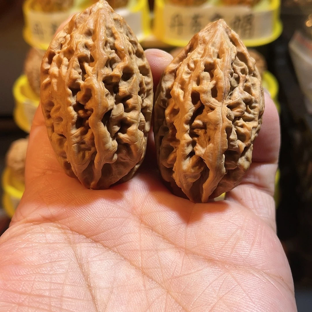 文玩核桃吊坠狂龙纹