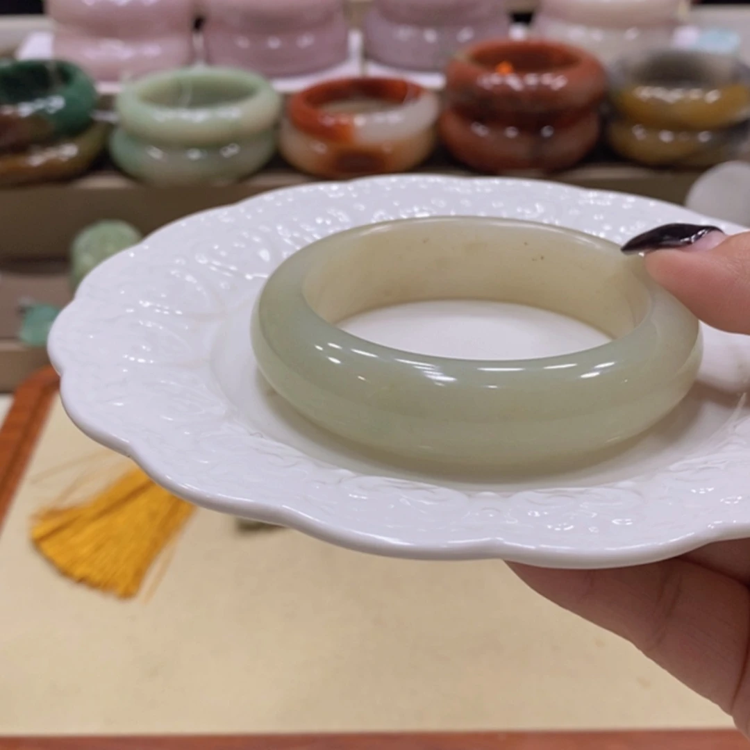 【闪购商品】未镶嵌手镯石英质玉