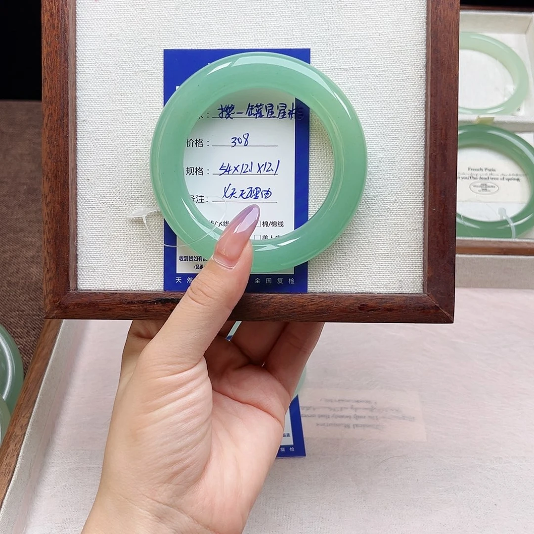 ****糖未镶嵌手镯石英质玉
