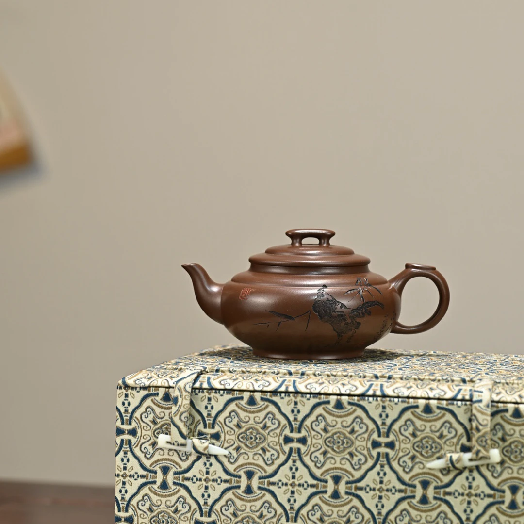 上新桥·范曾合作款省大师桑黎兵作品（紫砂12精英）+范曾刻