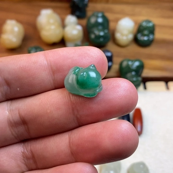 修***缘石英质玉（非洲翠）未镶嵌颈饰