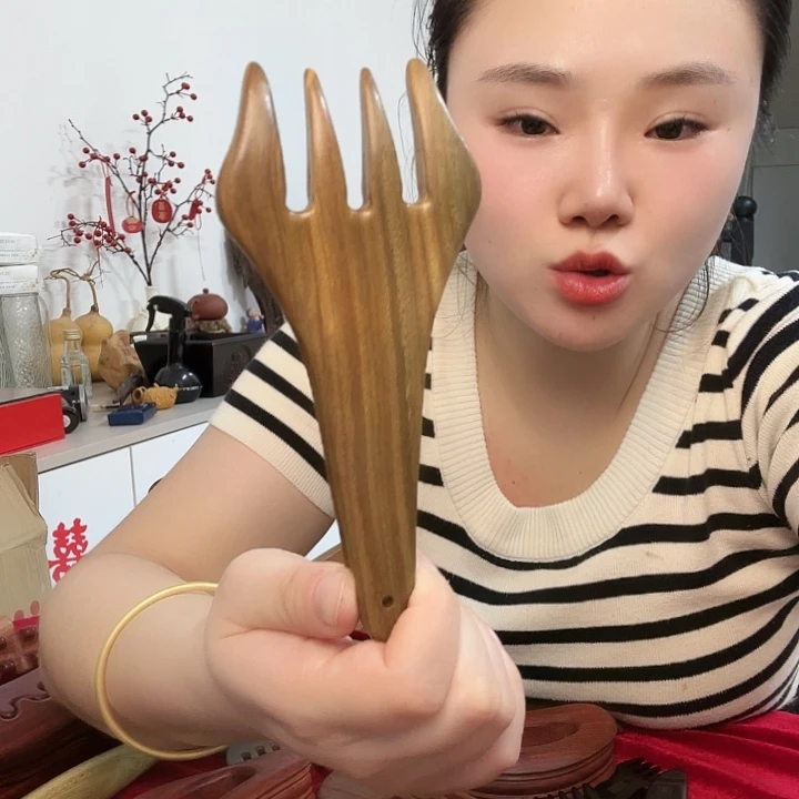 绿檀木长柄耙子梳二等品