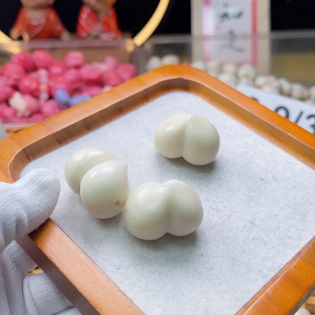 吊坠白玉菩提B30mm/3颗象牙果光面屁桃微瑕
