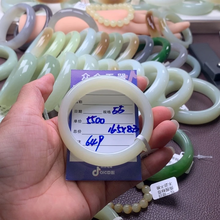 良***槿未镶嵌手镯和田玉
